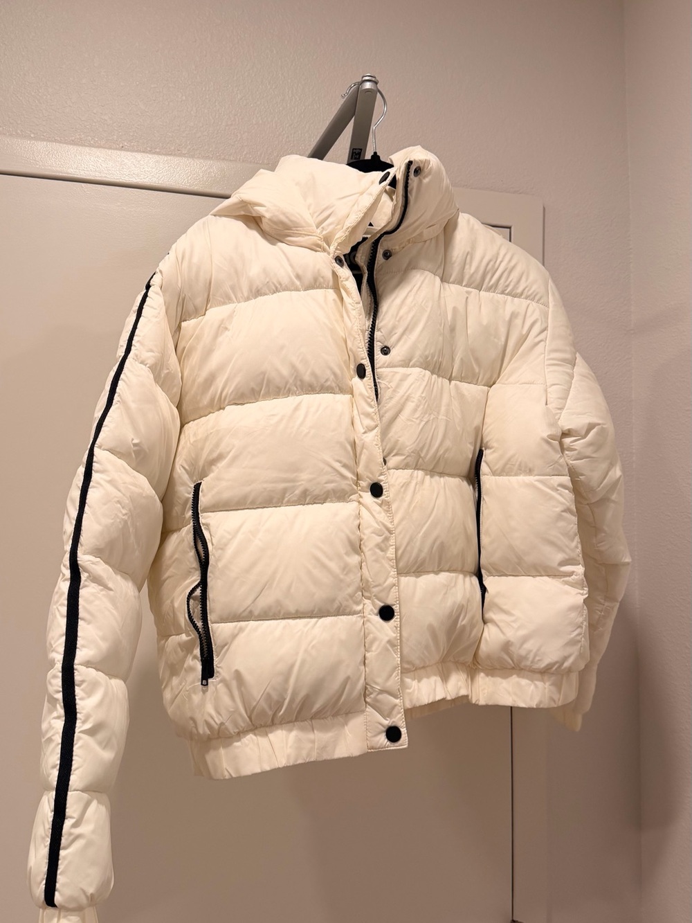 Alo White Puffer Jacket with Contrast Trim and Removable Hat